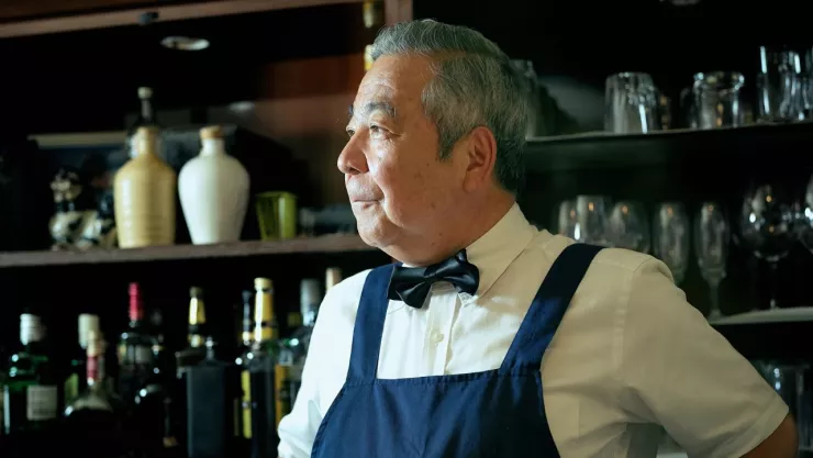 abuelito empleado en una cantina o restaurante-bar
