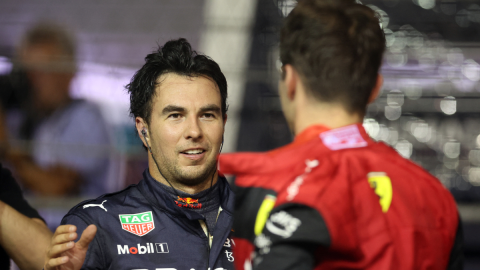 Checo Pérez saluda a Charles Leclerc en Singapur