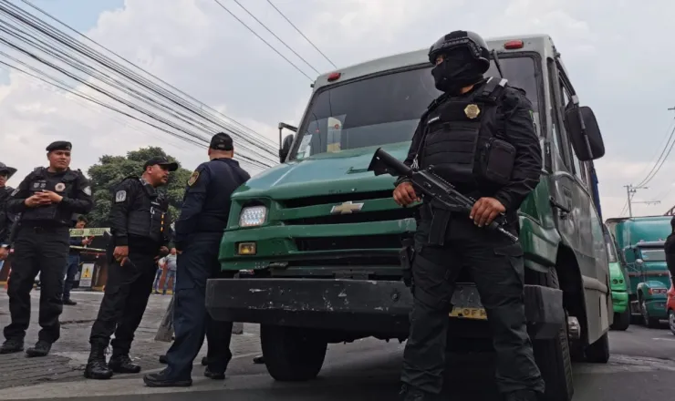 Asesinan a una mujer en un microbús de Iztapalapa