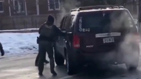 Agente dispara y mata a mujer durante una redada.