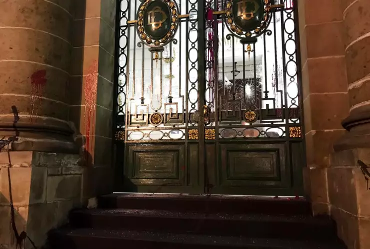 Feministas vandalizan la fachada del Congreso de la CDMX 