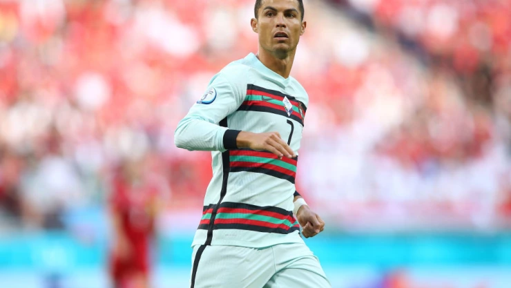 ISSSTE recomienda no tomar refresco con meme de Cristiano Ronaldo