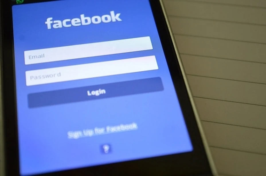 Facebook incluirá una opción para denunciar noticias falsas