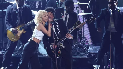 Bruno Mars deja de seguir a ROSÉ en Instagram fans hablan de la “maldición de Rosé” tras los Grammys