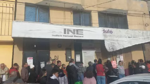 Se registran largas filas para sacar el INE en la CDMX