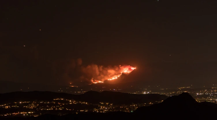 una bola de humo y fuego azota a California