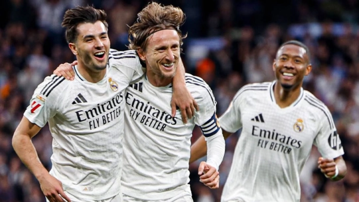 Brahim Díaz, Luka Modric y David Alaba, jugadores del Real Madrid
