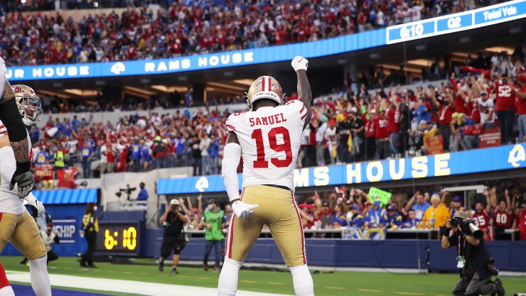 Deebo Samuel festeja un touchdown con los 49ers en la temporada 2022