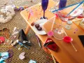 Si hace fiesta en su casa, puede dejar el desorden varios días.