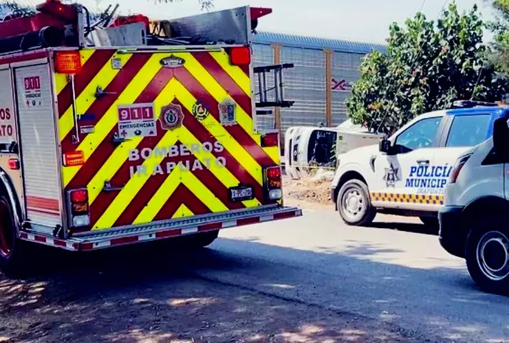 Tren arrastra camioneta de personal en Irapuato, Guanajuato