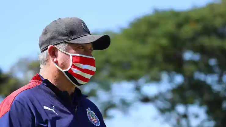 entrenador chivas regresa entrenamientos covid-19.jpg