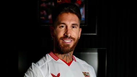 Sergio Ramos con la camiseta del Sevilla