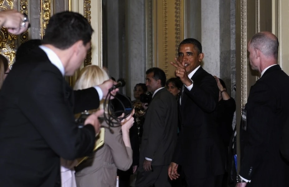 El presidente Barack Obama responde la pregunta de un reportero mientras sale de una reunión con los senadores demócratas en el Capitolio de Washington