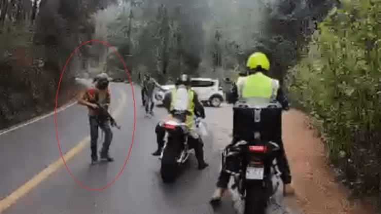 Sujetos con armas larga asaltan a motociclistas en Tejupilco, Edomex