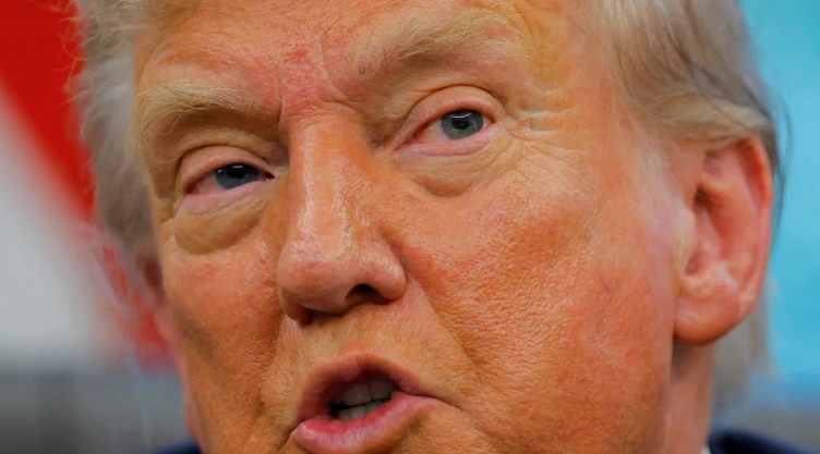 Trump ordena derribar aeronaves venezolanas y acusa a Maduro de liderar red de narcotráfico. EU refuerza presencia militar en el Caribe.