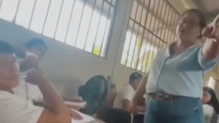 Maestra termina detenida luego de ser captada golpeando a una estudiante en Honduras