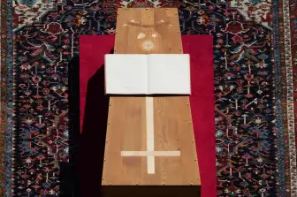 El Evangelio, sobre el ataúd del papa Francisco durante su funeral, en la Plaza de San Pedro del Vaticano.jpg