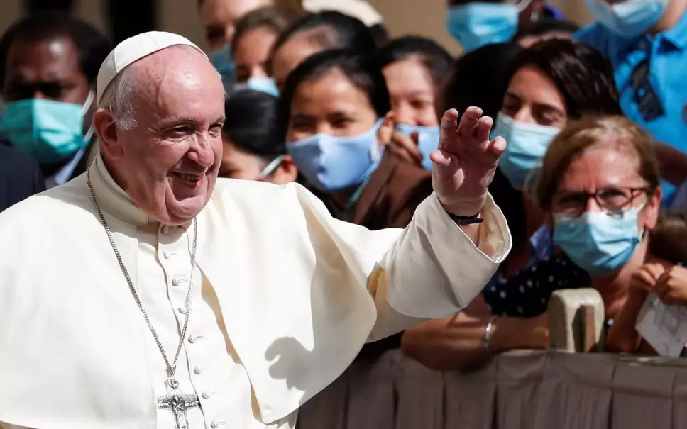 El Papa francisco pasea sin cubrebocas en el Vaticano