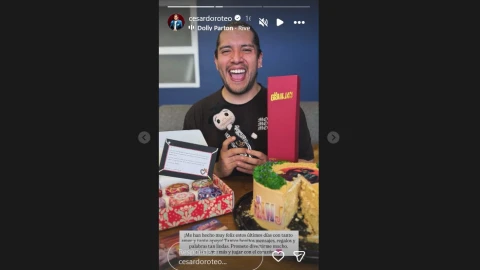 Así posó César Doroteo con sus regalos.
