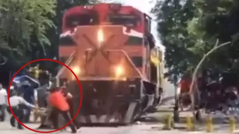 ¡Por poco! VIDEO_ Salvan a hombre en silla de ruedas de ser arollado por tren