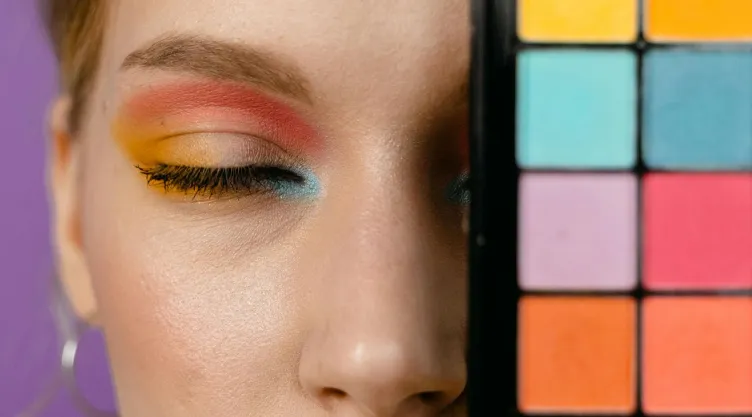Conoce cuáles son los colores pastel que favorecen a los ojos cafés