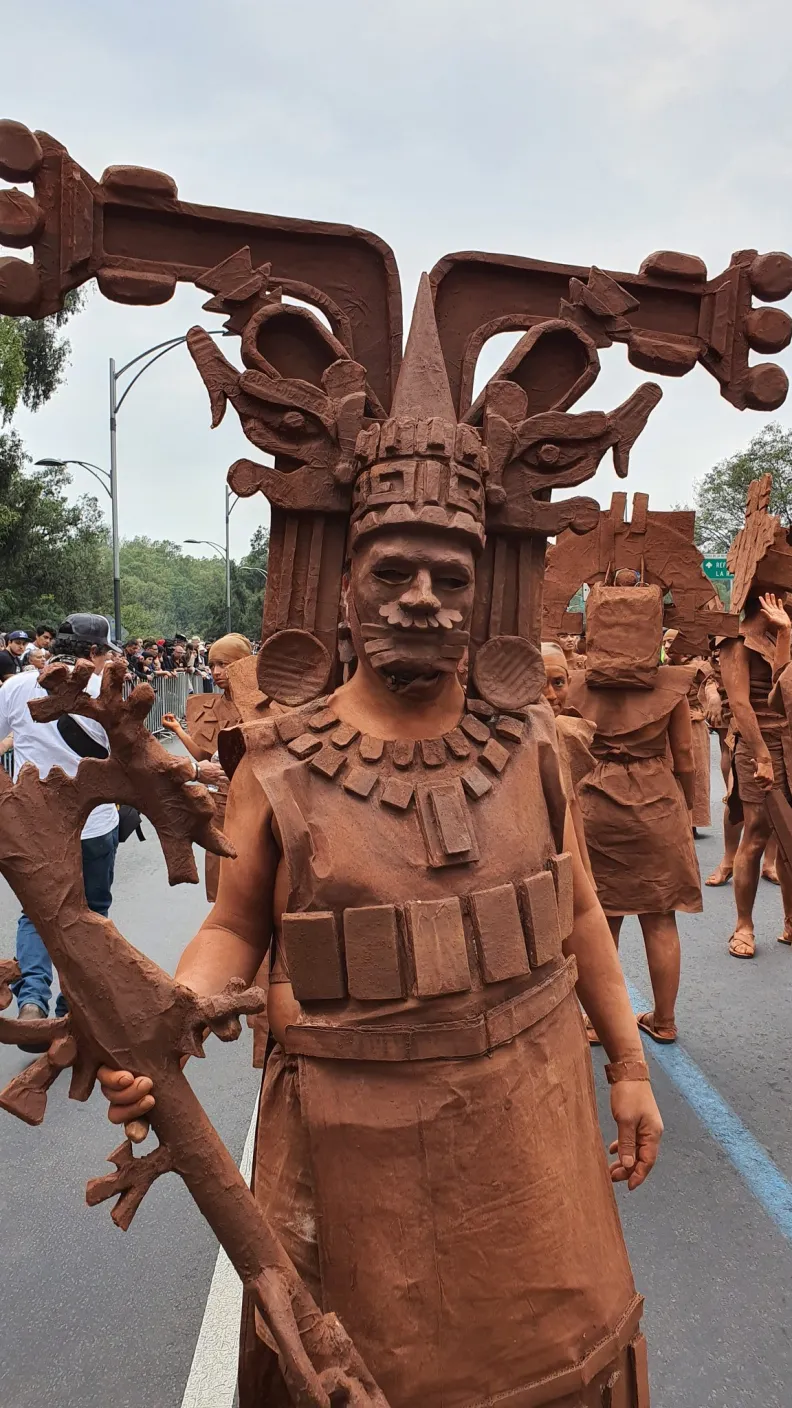 2 mil 500 artistas en acción, 11 carros alegóricos, 22 comparsas y diversos grupos de coreografías llenaron de alegría el corazón de la CDMX.