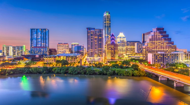 una vista del skyline de Austin en un hermoso atardecer
