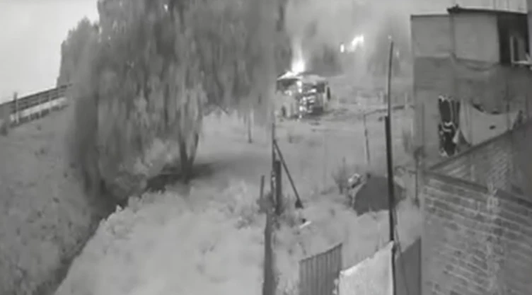 Una cámara captó el momento de la explosión en el polvorín clandestino en Tultepec.