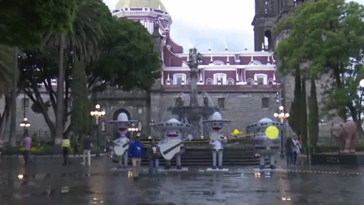 Colocan adornos patrios en Puebla
