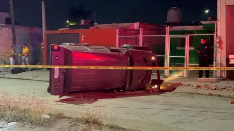 Camioneta volcada en Mazatlán