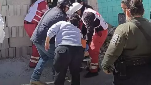 ¡Tragedia! Albañil sufre fuerte descarga eléctrica en Tekax, terminó cayendo de segundo piso