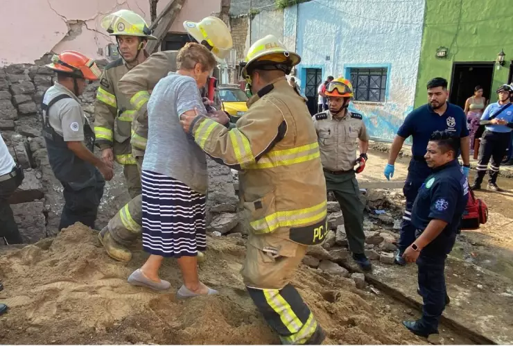¡Se repite derrumbe! Cae el muro de una vivienda y evacuan a 7 personas en Tlaquepaque Centro