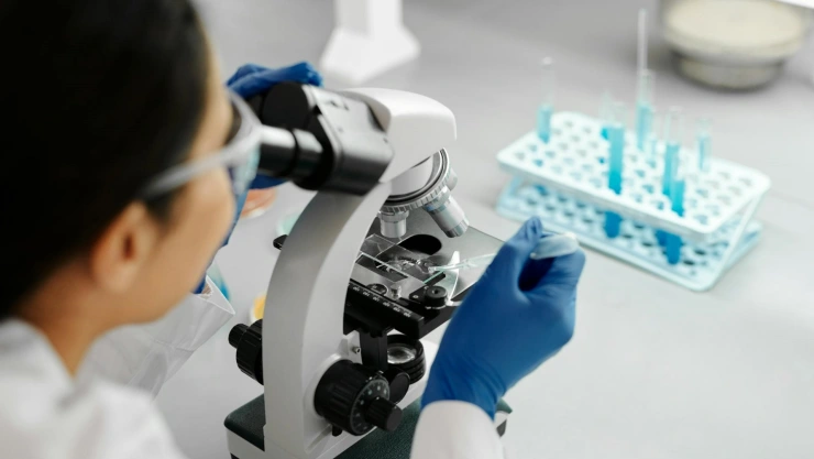 Persona en laboratorio analizando una muestra