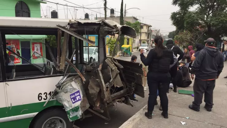 Por jugar carreritas con otra unidad, camión lesionó a siete pasajeros