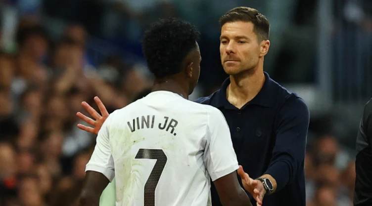 Vinícius y Xabi Alonso