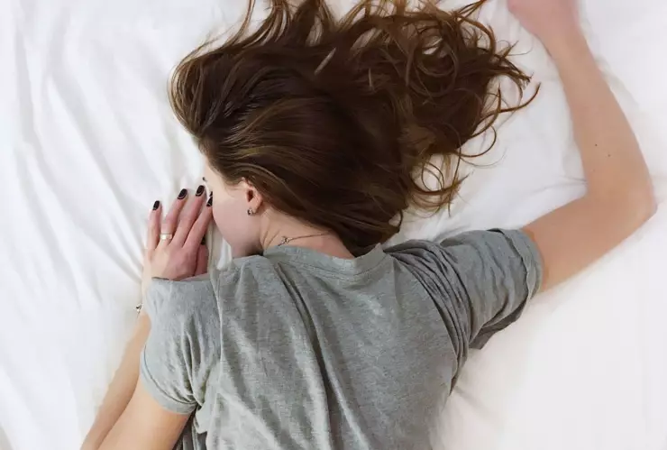 ¿Qué significa dormir con las piernas cruzadas?