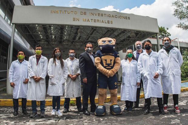 Personal del Instituto de Investigaciones en Materiales que realizó el cubrebocas SakCu.