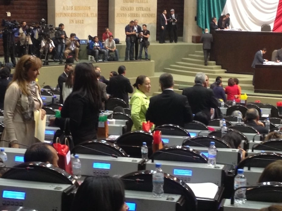 La diputada María de las Nieves García Hernández les dio regalos a sus compañeros