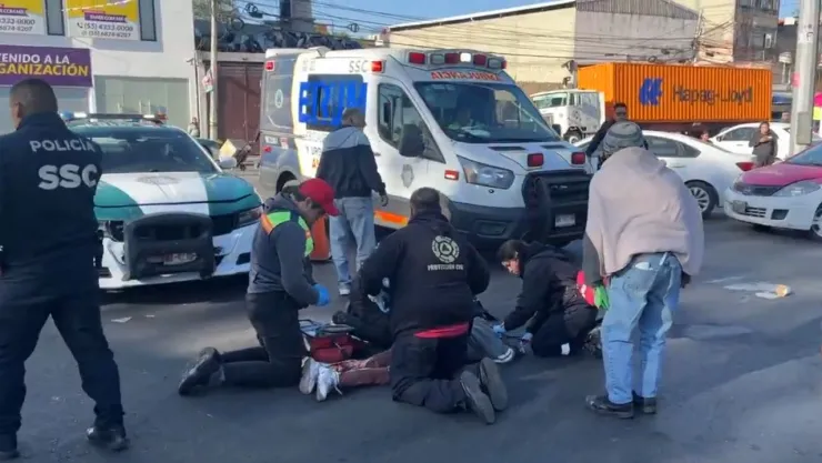 Mujer es atropellada por un microbús y luego por una patrulla en la GAM, CDMX