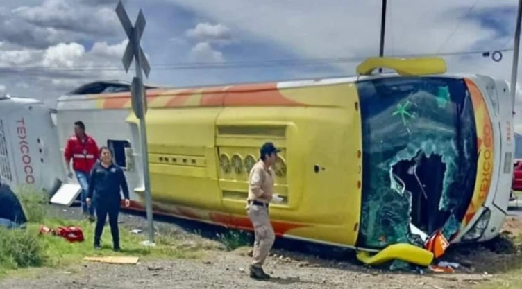 Tren embiste a autobús de pasajeros en Hidalgo; reportan 3 muertos
