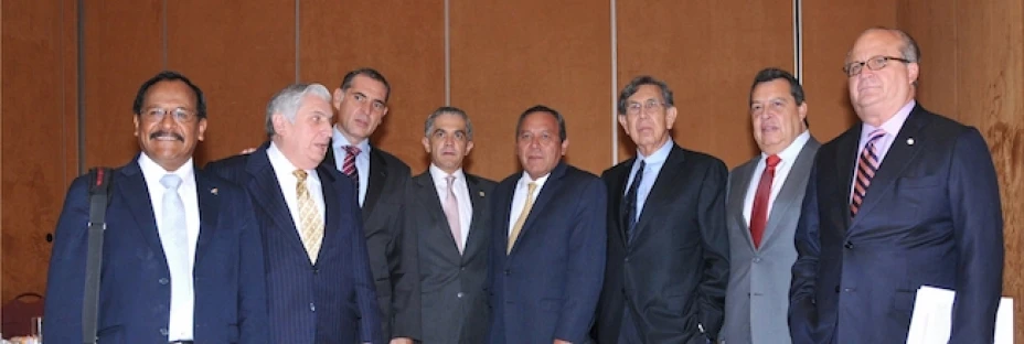 Los gobernadores de Oaxaca, Gabino Cué, de Morelos, Graco Ramírez, de Guerrero, Ángel Aguirre, de Tabasco, Arturo Núñez y el jefe de Gobierno del Distrito Federal, Miguel Ángel Mancera, se reunieron con el presidente nacional del PRD, Jesús Zambrano Grijalva y Cuauhtémoc Cárdenas