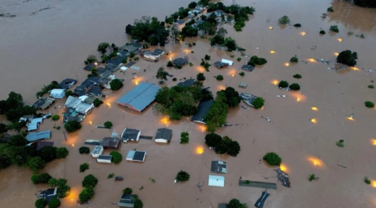 VIDEO: Adulto mayor ‘arriesga’ su vida para rescatar a sus perros durante inundaciones en Brasil