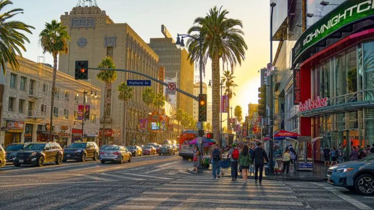 Personas pasando por una calle de Los Ángeles.