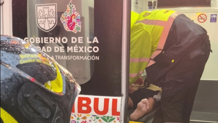 Emergencia-en-CDMX_-Rayo-impacta-un-árbol-y-al-caer-aplasta-a-dos-personas-en-Iztacalco.webp