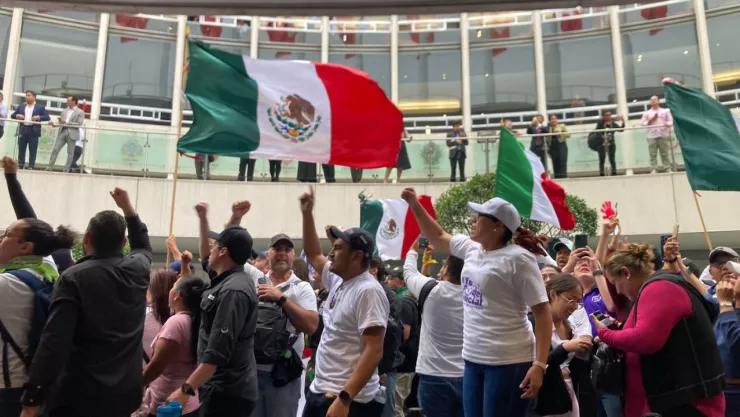 ¡Portazo! Manifestantes ingresan al Senado durante discusión de reforma al Poder Judicial