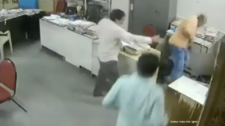 hombre golpea mujer cubrebocas.jpg