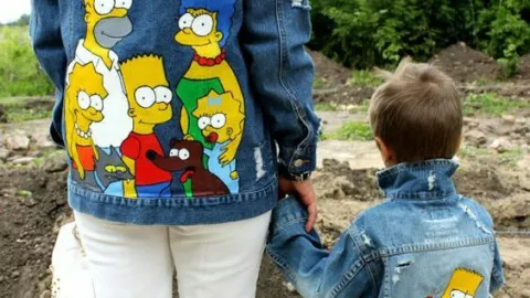 5 ideas para reciclar chaquetas de mezclilla viejas y convertirlas en arte: son pintadas a mano