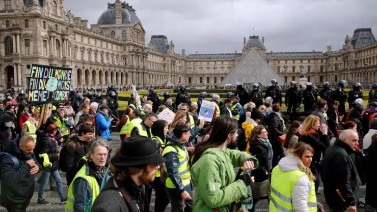 Cientos de personas marchan en París en una nueva protesta de los chalecos amarillos