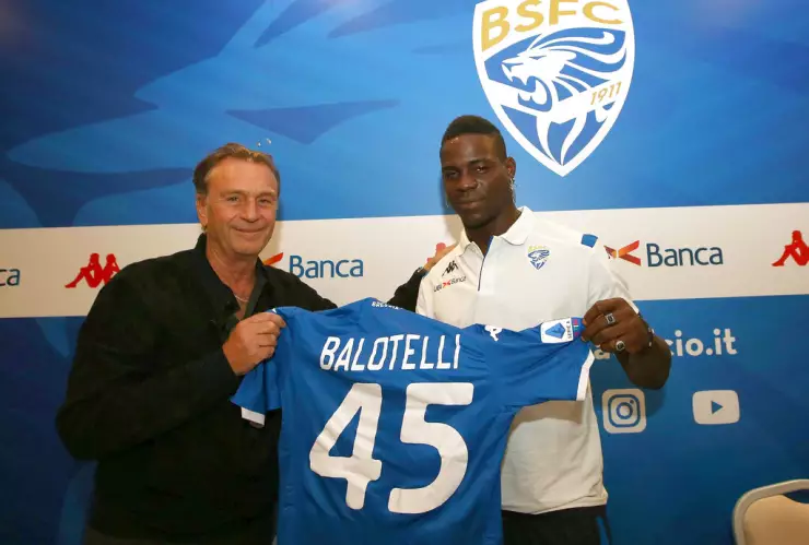 Mario Balotelli durante una conferencia de prensa en Brescia