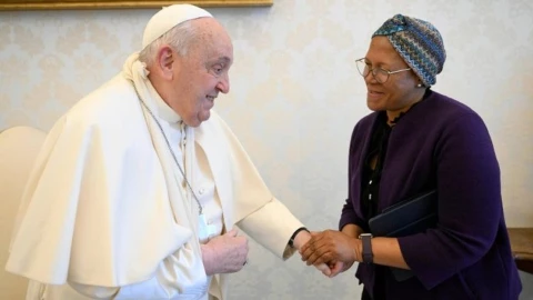 Papa Francisco con el brazo derecho inmovilizado tras una caída el 16 enero 2025 con Nosipho Nausca-Jean Jezile